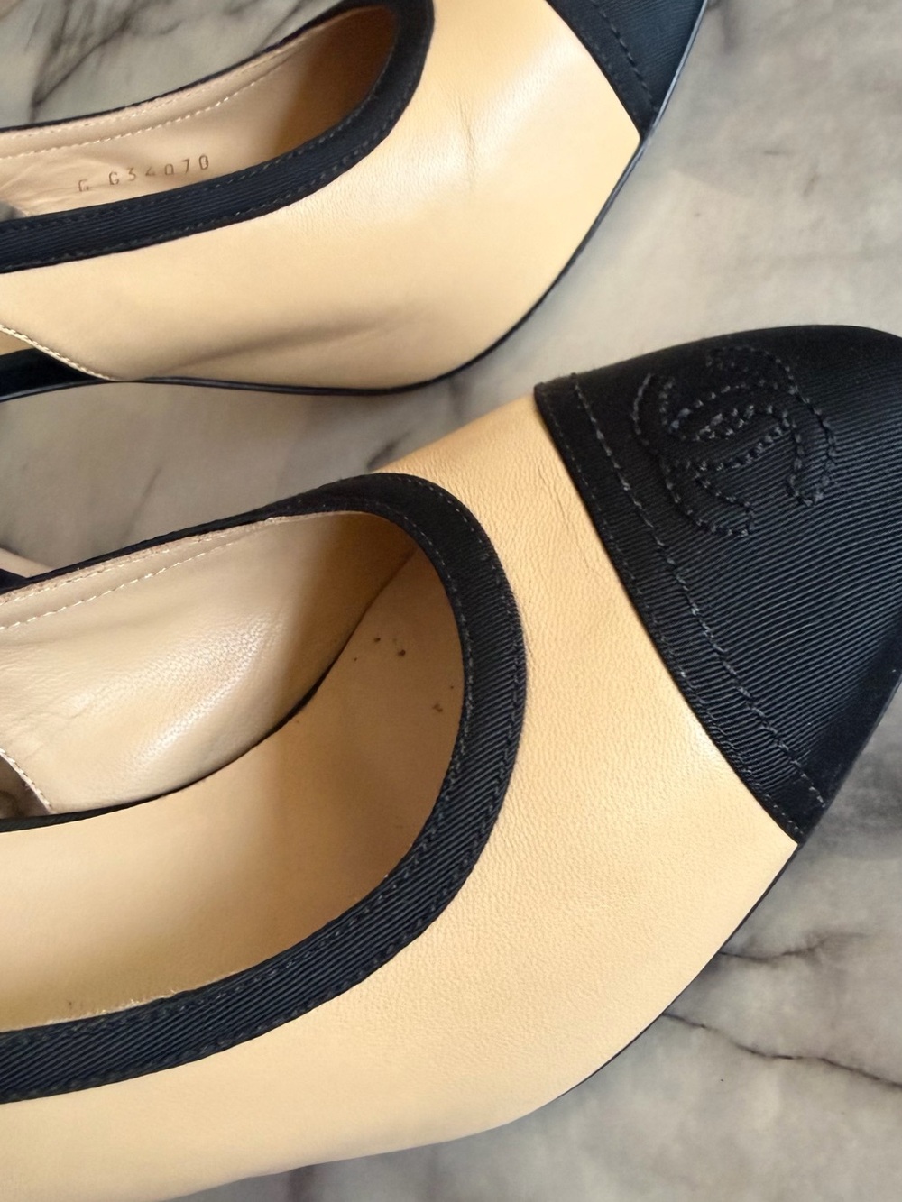 CHANEL Black and Beige Two-Tone Slingback Pumps - Picture 5 of 7